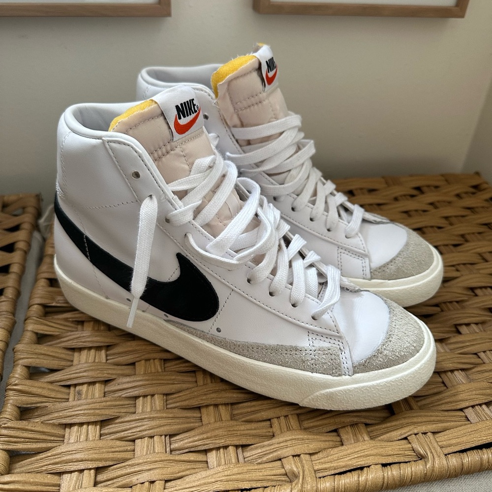 Nike Blazer Mid '77 Women's Shoes - White and Black LIKE NEW